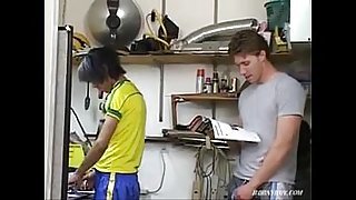 J&oacute_venes brasileros consiguen follar en el taller