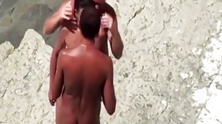 Urlaubsdreier Ehefrau wird am Strand von Fremden gefickt