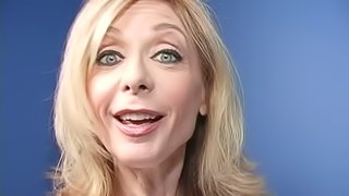 Mature blonde Nina Hartley gives BBC-sucking tutorial in gloryhole vid