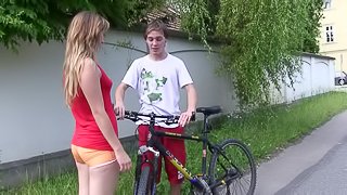 Teens ride their bike into the woods so they can fuck
